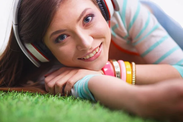 若い女性が音楽を聞いている。若い女性 — ストック写真