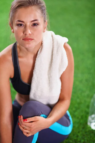 Entspannung im Gras - müde Frau nach dem Sport. Entspannung. — Stockfoto