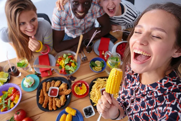 점심 식사 시간 동안 selfie을 하는 사람들의 그룹입니다. 자체입니다. 친구입니다. 친구 먹는 사진 — 스톡 사진