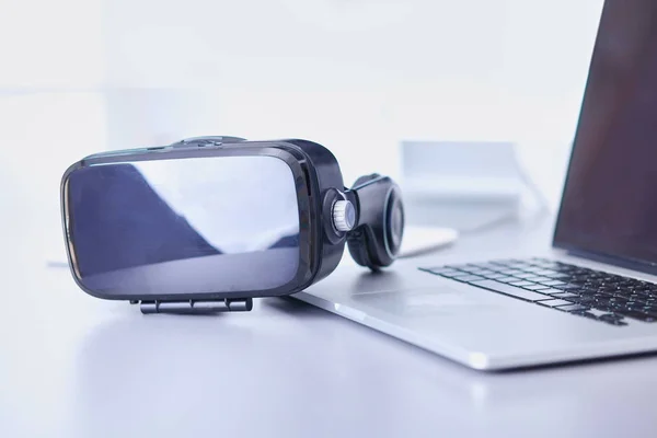 Occhiali di realtà virtuale sulla scrivania con laptop. Affari. Tecnologia 3d — Foto Stock