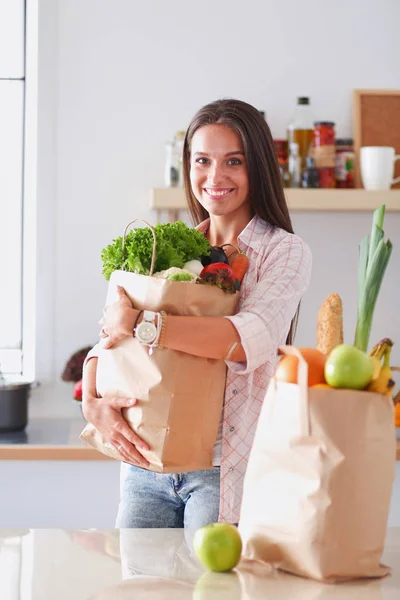 Jeune femme tenant sac d'épicerie avec des légumes. Jeune femme — Photo