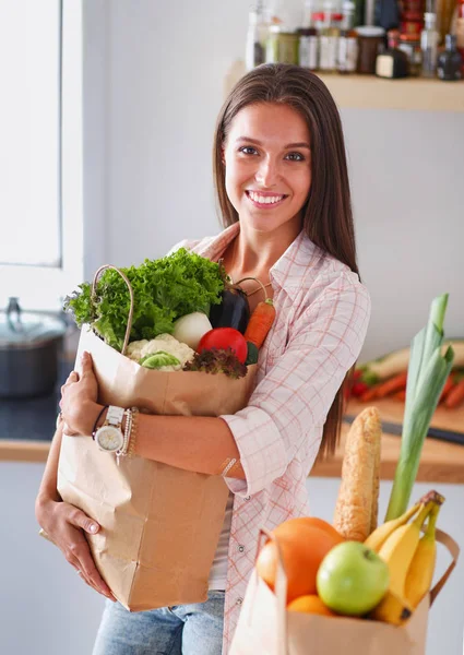 Mujer joven sosteniendo bolsa de la compra de comestibles con verduras. Mujer joven —  Fotos de Stock