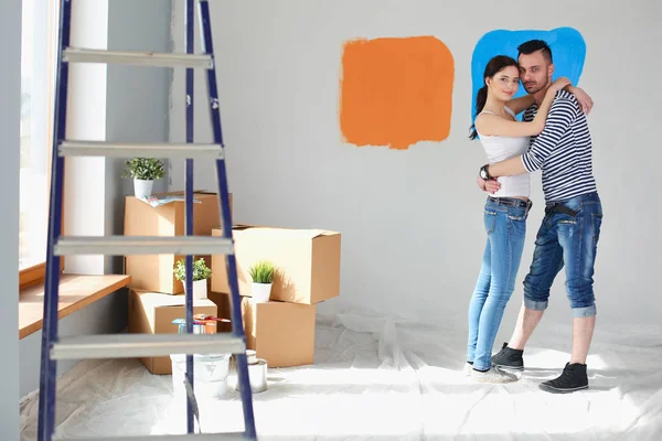 Gelukkige jonge paar bewegen in nieuwe huis. jong koppel — Stockfoto