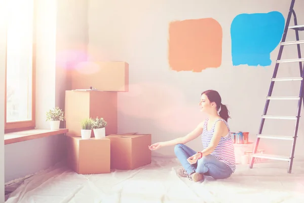 Woman in a new home with cardboard boxes. Woman in the house. — Stock Photo, Image