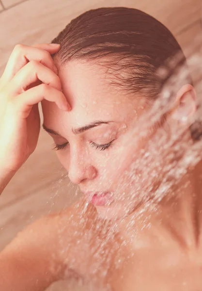 Joven mujer hermosa bajo la ducha en el baño . —  Fotos de Stock