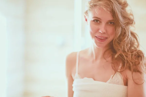 Jovem mulher bonita no banheiro . — Fotografia de Stock