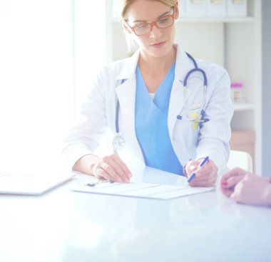 Doktor ve hasta çift masada oturmuş bir şey tartışıyorlar..