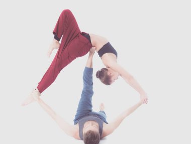 Genç atletik çift pratik acroyoga. Çiftinde Dengeleme.