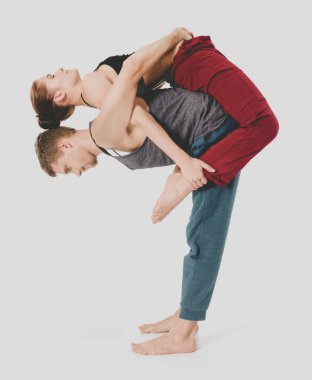 Genç atletik çift pratik acroyoga. Çiftinde Dengeleme.