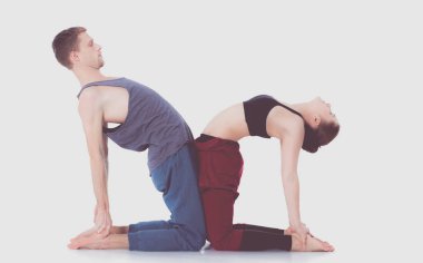 Genç atletik çift pratik acroyoga. Çiftinde Dengeleme.