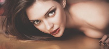 son moda makyaj yalan ile güzel kız portresi