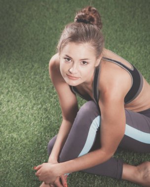 Otların arasında - spor sonra yorgun kadın sakin ol. Sakin ol.