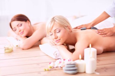 Rahatlatıcı ve spa merkezinde zevk iki genç güzel kadın. İki genç güzel kadın rahatlatıcı