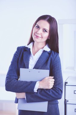 Ofiste kollarını kavuşturmuş duran iş kadını portresi..