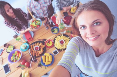 Öğle yemeği sırasında selfie çeken bir grup insan. Kendim. Arkadaşız. Arkadaşlar yemek yerken fotoğraflanır.