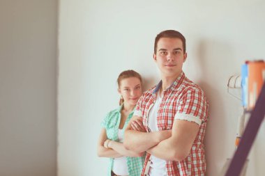 Genç çift yeni ev taşıma portresi. Genç Çift