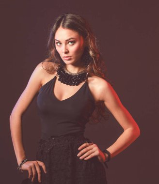 Güzel genç kadın yüz portresi. Siyah arka plan üzerine izole.