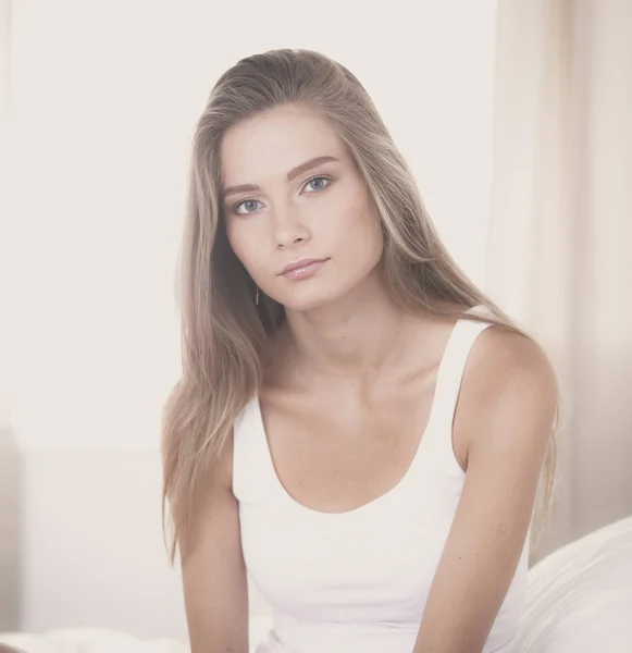 Hermosa mujer mostrando forma de corazón en su mano, sentada en la cama. Hermosa mujer —  Fotos de Stock