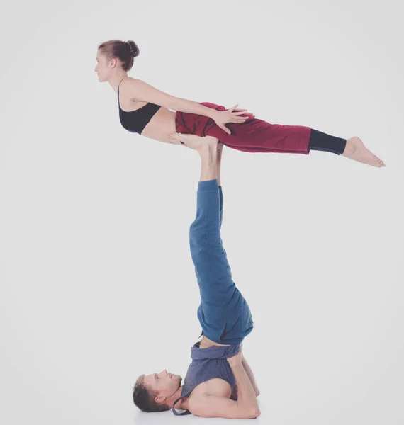 Pareja atlética joven practicando acroyoga. Balanceo en pareja . — Foto de Stock