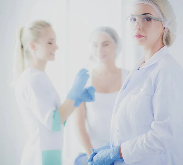 Bella donna faccia vicino al medico con siringa. — Foto Stock