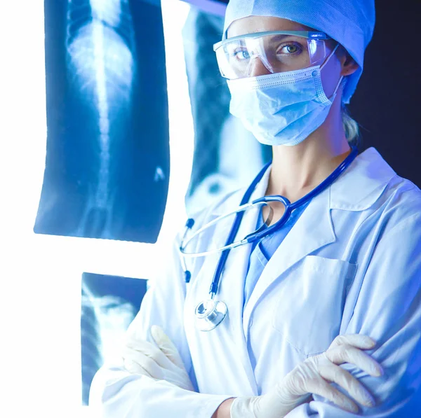 Obrázek atraktivní ženy lékař při pohledu na rentgenové výsledky. — Stock fotografie