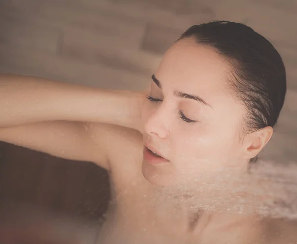 Ung, vakker kvinne under dusjen på badet. . – stockfoto