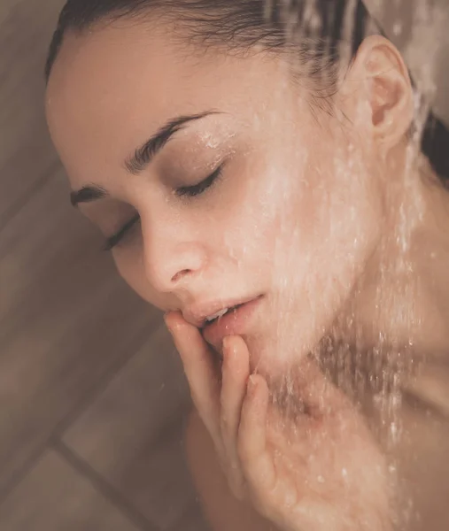 Junge Schöne Frau Unter Der Dusche Badezimmer — Stockfoto