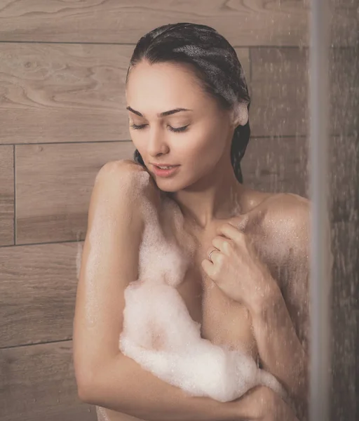 Jovem mulher bonita sob o chuveiro no banheiro . — Fotografia de Stock