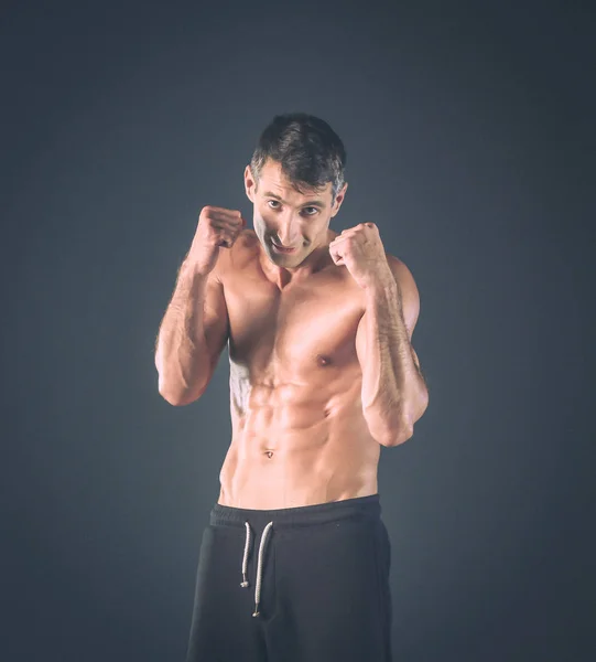 Vista de perfil del joven practicante de boxeo. Instructor personal. Formación personal . —  Fotos de Stock