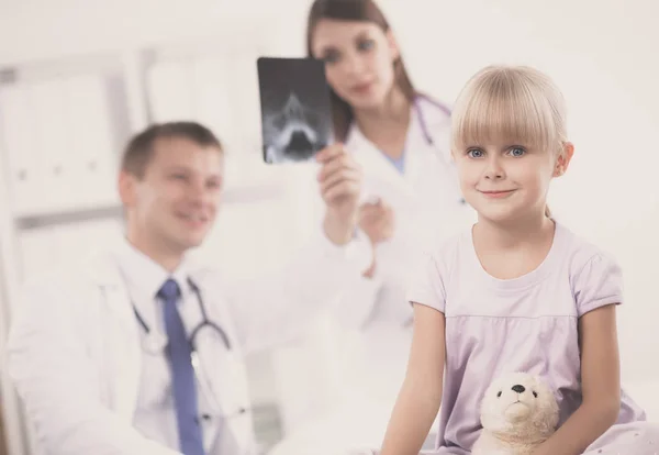 Médecin féminin examinant un enfant avec stéthoscope en chirurgie — Photo