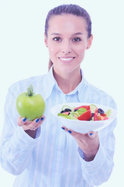 Retrato de uma mulher bonita médico segurando um prato com legumes frescos e maçã verde. Mulher médica — Fotografia de Stock