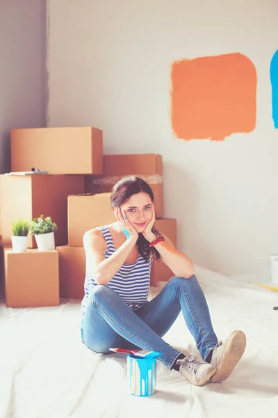 Gelukkig lachende vrouw schilderij interieur wand van nieuwe huis. Gelukkig lachende vrouw — Stockfoto