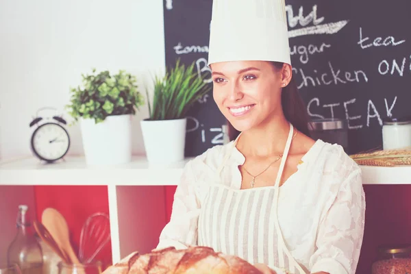 Junge Frau an einem Tisch in der Küche. Junge Frau — Stockfoto