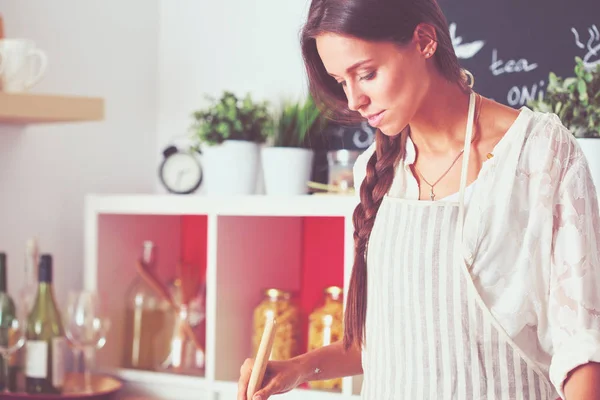 Mujer cocinera en cocina con cuchara de madera. Mujer cocinera —  Fotos de Stock