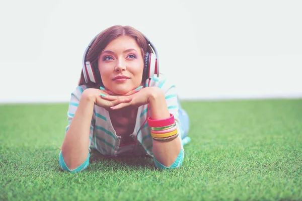 Jonge vrouw die naar de muziek luistert. Jonge vrouw — Stockfoto