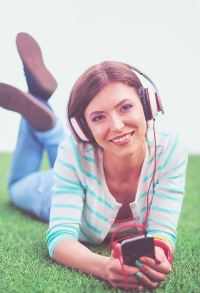 Jonge vrouw die naar de muziek luistert. Jonge vrouw — Stockfoto
