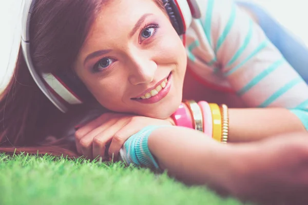 Ung kvinna lyssnar på musiken. Ung kvinna — Stockfoto