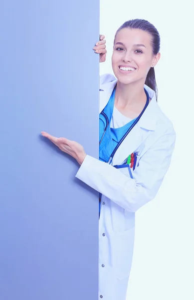 Жінка-лікар з чистим рекламним щитом. Жінка лікар — стокове фото
