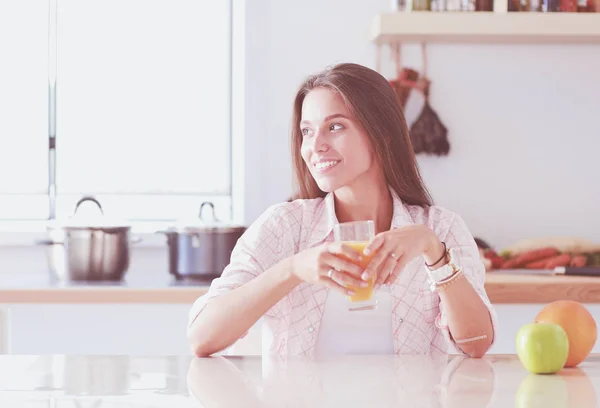 Una joven sentada en una mesa en la cocina. Mujer joven — Foto de Stock