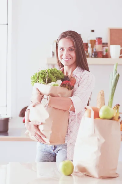 Jeune femme tenant sac d'épicerie avec des légumes. Jeune femme — Photo