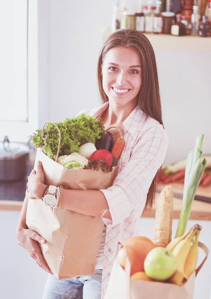 Ung kvinna som håller i matkassen med grönsaker. Ung kvinna — Stockfoto