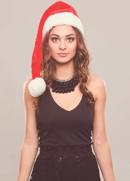 Porträt einer schönen Frau mit Weihnachtsmütze, die lächelt. — Stockfoto