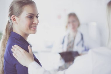 Doktor ve hasta masada otururken bir şey tartışıyorlar. İlaç ve sağlık hizmetleri kavramı