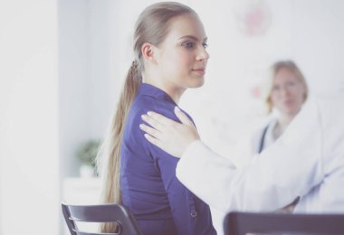 Doktor ve hasta masada otururken bir şey tartışıyorlar. İlaç ve sağlık hizmetleri kavramı