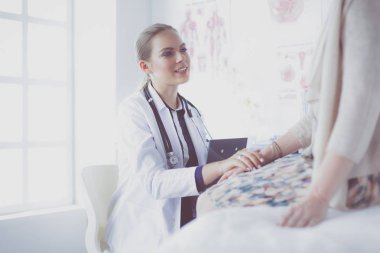 Doktor ve hasta masada otururken bir şey tartışıyorlar. İlaç ve sağlık hizmetleri kavramı