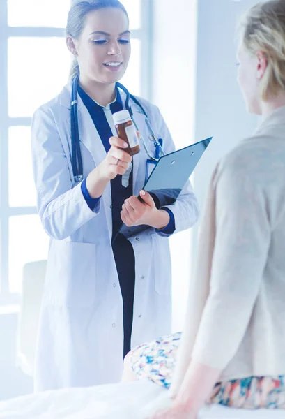 Doctor y paciente discutiendo algo mientras están sentados en la mesa. Concepto de medicina y salud — Foto de Stock