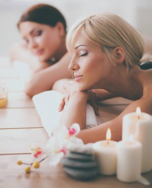 rahatlatıcı ve zevk spa cent iki genç güzel kadın