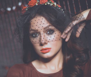 Saçında çiçekler olan güzel bir kadının portresi.