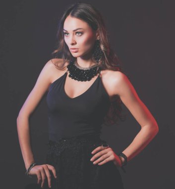 kolye ile güzel bir kadın portresi