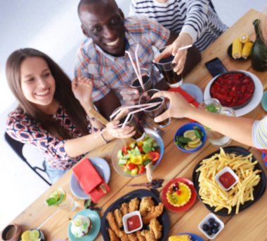 Öğle yemeği sırasında selfie çeken bir grup insan. Kendim. Arkadaşız. Arkadaşlar yemek yerken fotoğraflanır.